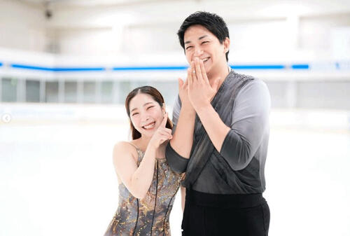 木原龍一さんの右手薬指